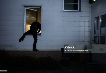 CHỊ GÁI LẮP ĐẶT CAMERA